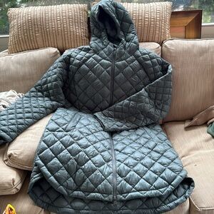 Athleta whisper featherless quilted parka gray/green